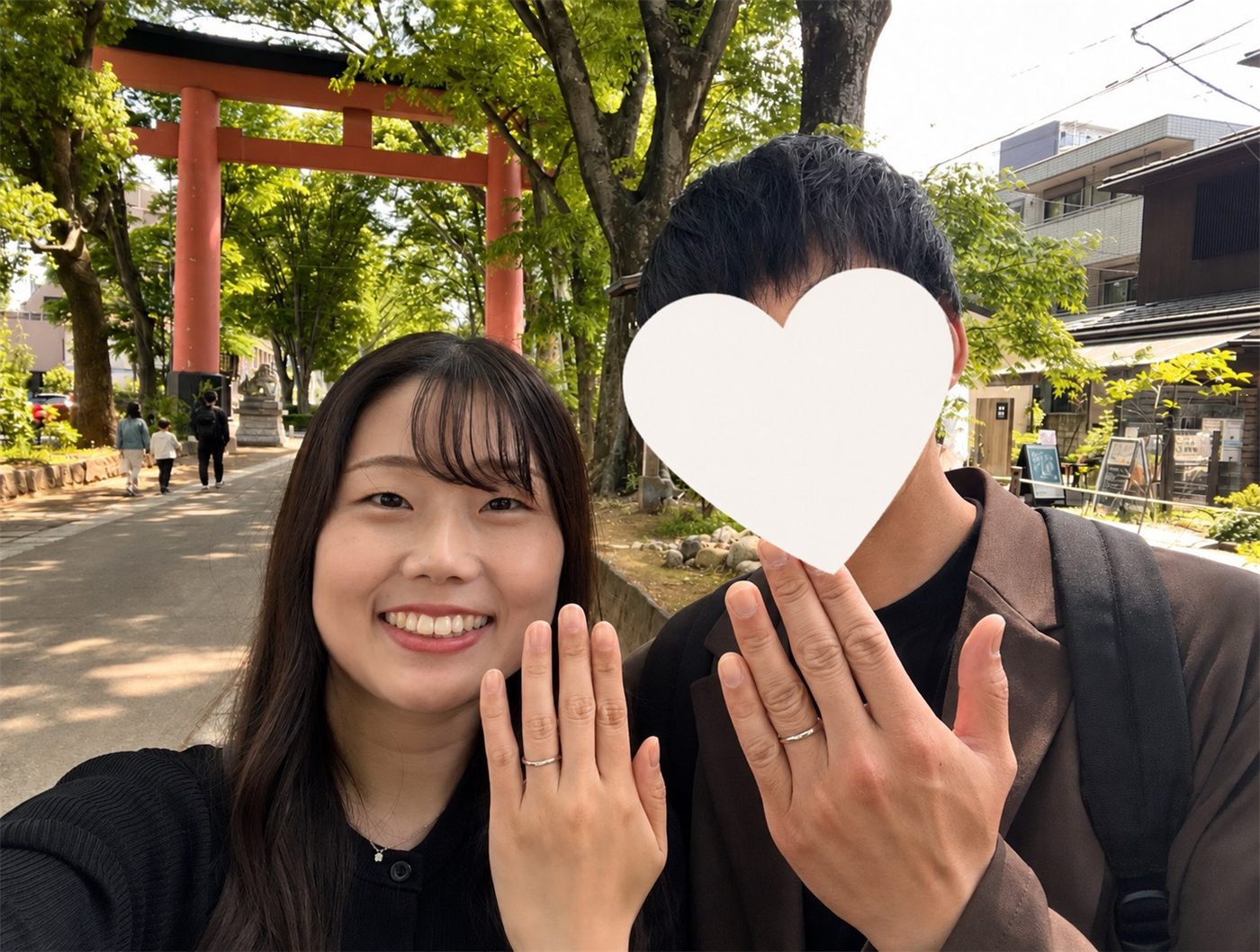 ご成婚された会員S様とお相手様。神社で結婚指輪をお披露目されている一枚
