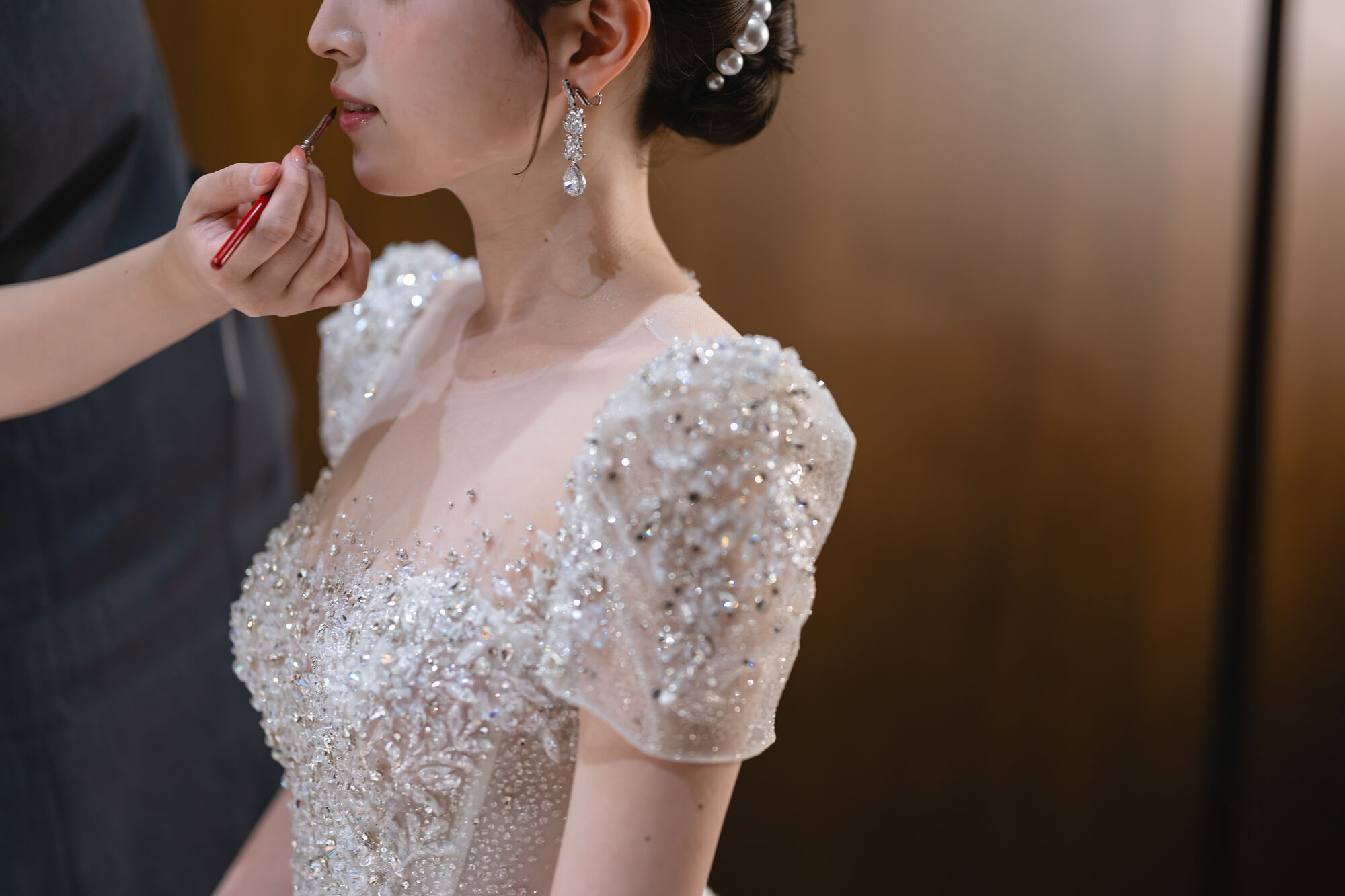 ご成婚を迎えウェディングドレスを着た女性の後ろ姿（イメージ写真）